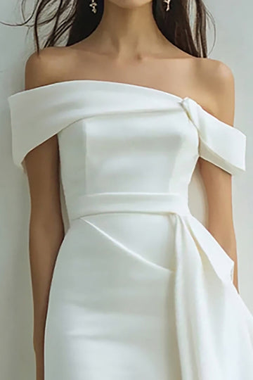 Mini robe de graduation fourreau en satin blanc à épaules dénudées